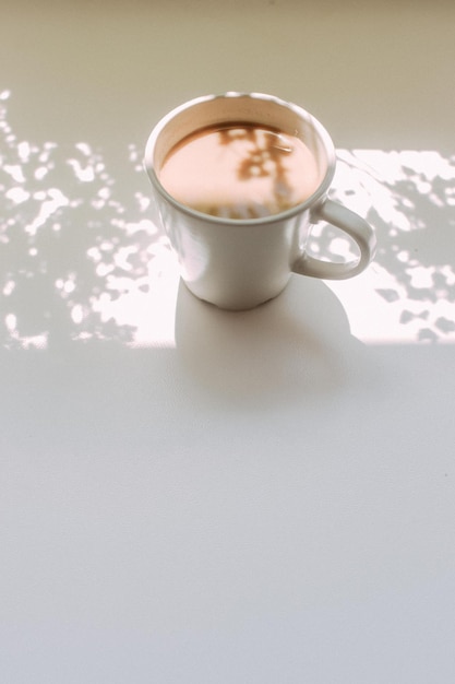 Hooghoekbeeld van een koffiekop op tafel