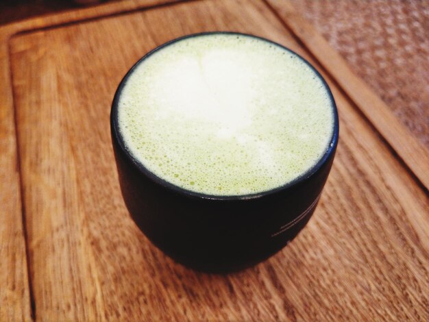 Foto hooghoekbeeld van een kopje met matcha thee op tafel