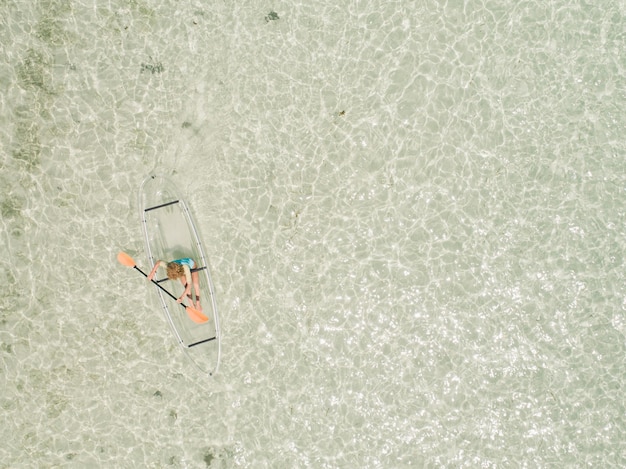 Hooghoekbeeld van een krab die op het water drijft