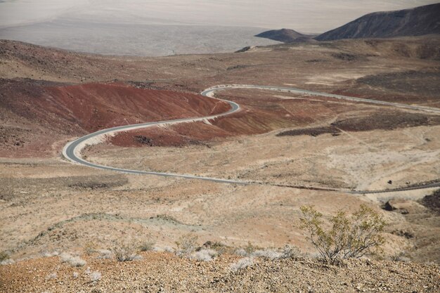 Hooghoekbeeld van een kronkelende weg op het landschap