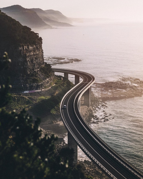 Hooghoekbeeld van een kustbrug in Australië