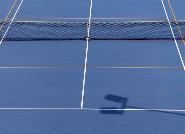 Foto hooghoekbeeld van een lege tennisbaan op een zonnige dag