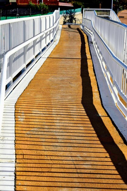 Foto hooghoekbeeld van een lege voetgangersbrug