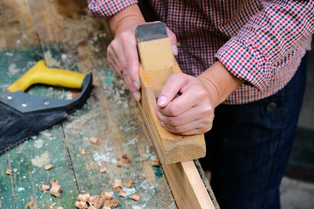 Foto hooghoekbeeld van een man die aan hout werkt