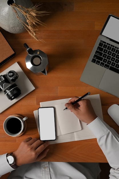 Foto hooghoekbeeld van een man die een laptop op tafel gebruikt