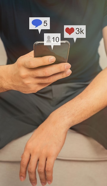 Hooghoekbeeld van een man die een smartphone gebruikt