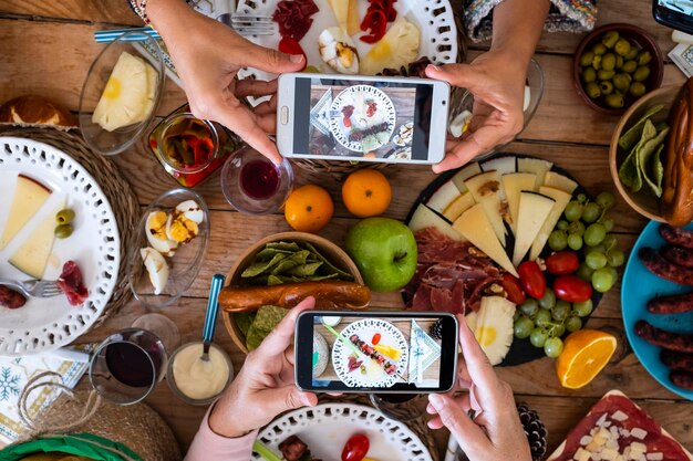 Hooghoekbeeld van een man die eten op tafel bereidt