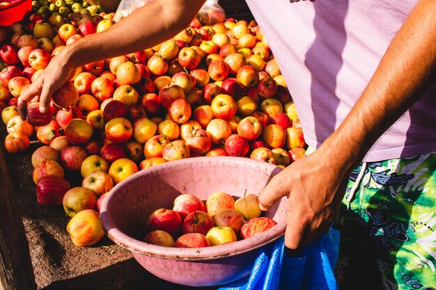 Hooghoekbeeld van een man die fruit vasthoudt