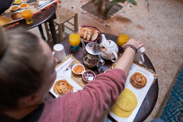 Hooghoekbeeld van een man die glazen op tafel drinkt