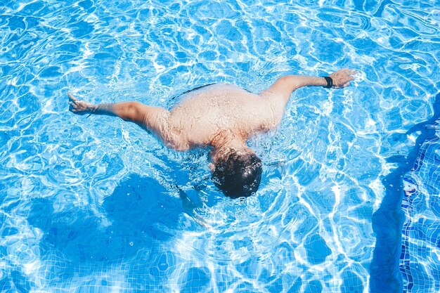 Hooghoekbeeld van een man die in een zwembad zwemt