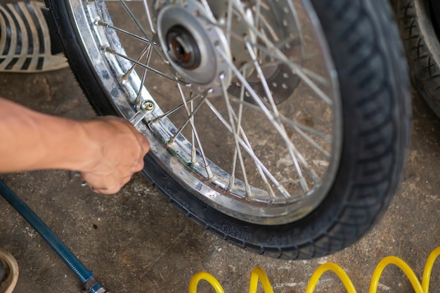 Hooghoekbeeld van een man die met een fiets werkt