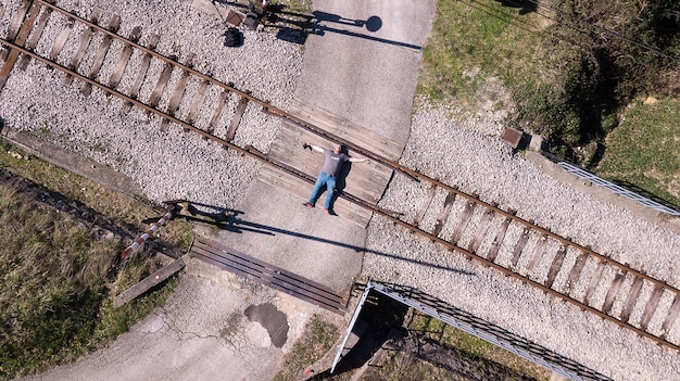 Hooghoekbeeld van een man die op het spoor ligt