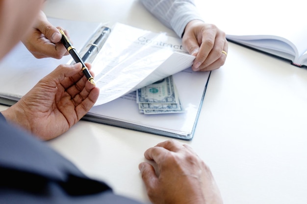 Hooghoekbeeld van een man die papier op tafel houdt