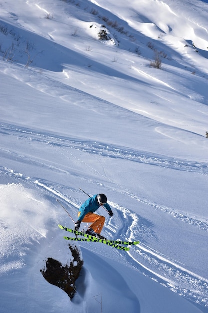 Hooghoekbeeld van een man die skiet op een met sneeuw bedekte berg