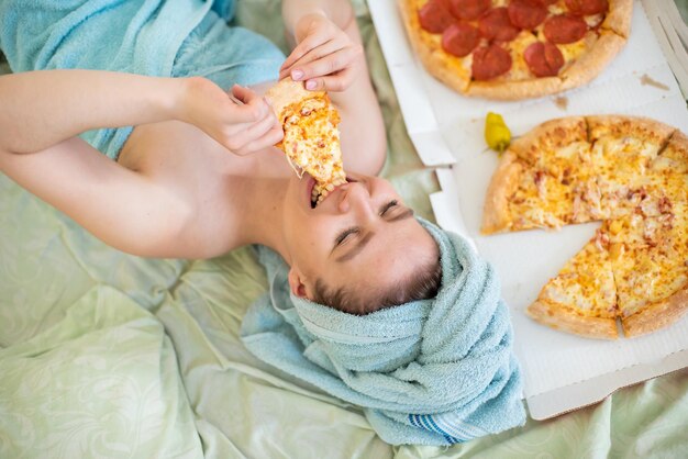 Foto hooghoekbeeld van een man die voedsel eet