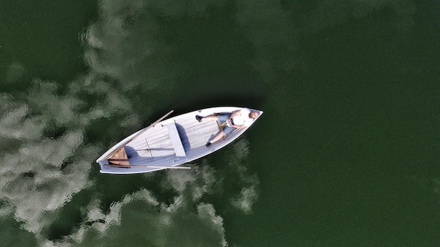 Hooghoekbeeld van een man in een boot op zee