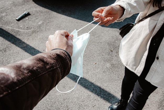 Foto hooghoekbeeld van een man met een paraplu op straat