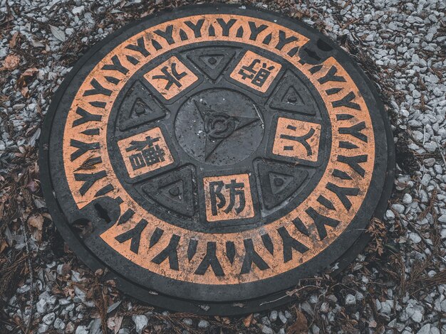 Foto hooghoekbeeld van een manhole op straat