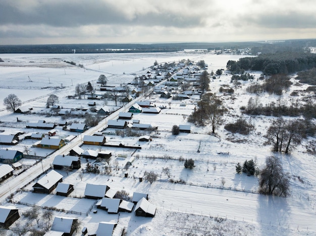 Hooghoekbeeld van een met sneeuw bedekt stadsbeeld