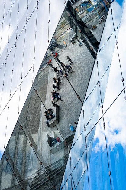 Hooghoekbeeld van een modern glazen gebouw in de stad