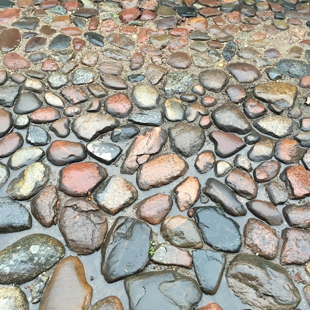 Foto hooghoekbeeld van een natte geplaveide straat