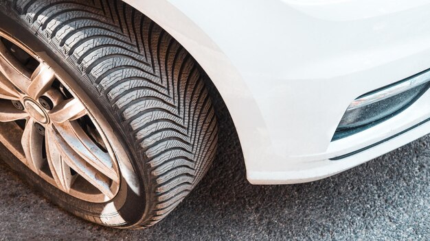 Hooghoekbeeld van een op de weg geparkeerde auto