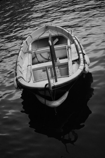 Foto hooghoekbeeld van een op zee aangemeerde boot