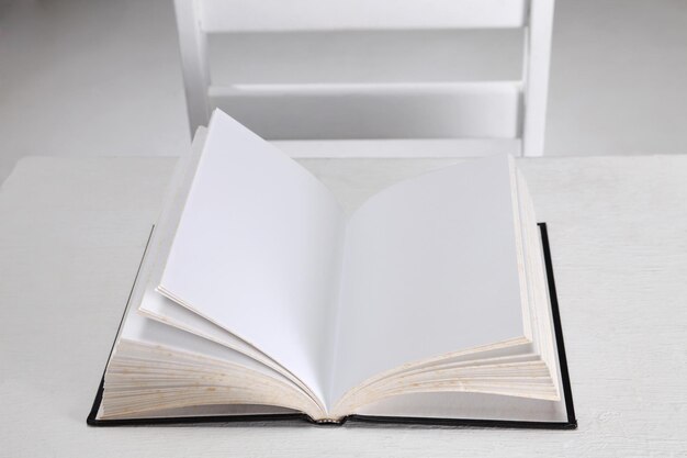 Foto hooghoekbeeld van een open boek op tafel tegen een grijze achtergrond