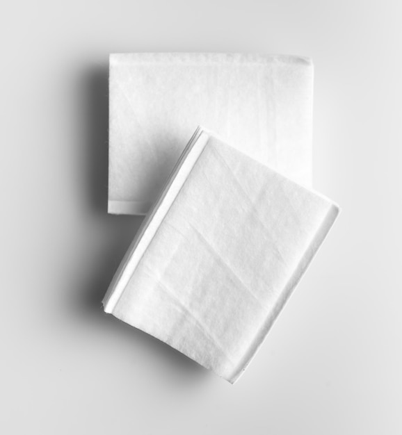 Hooghoekbeeld van een open boek tegen een witte achtergrond