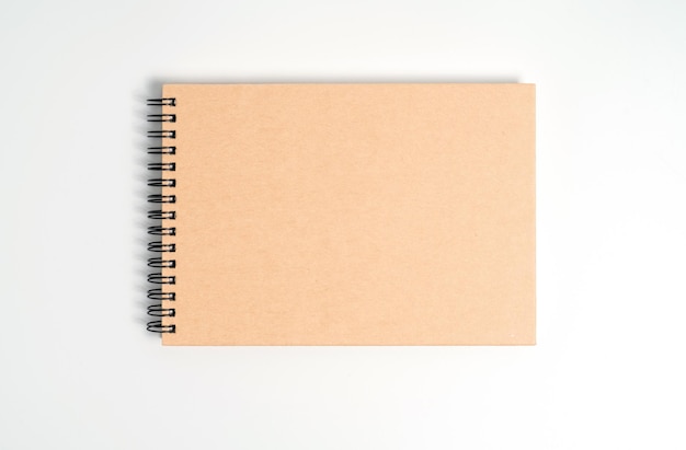 Hooghoekbeeld van een open boek tegen een witte achtergrond