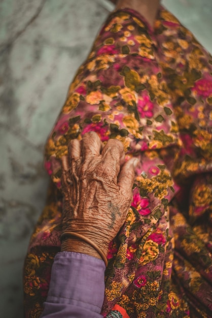Hooghoekbeeld van een oudere vrouw die thuis zit