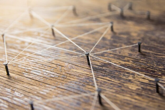 Hooghoekbeeld van een paraplu op een houten tafel