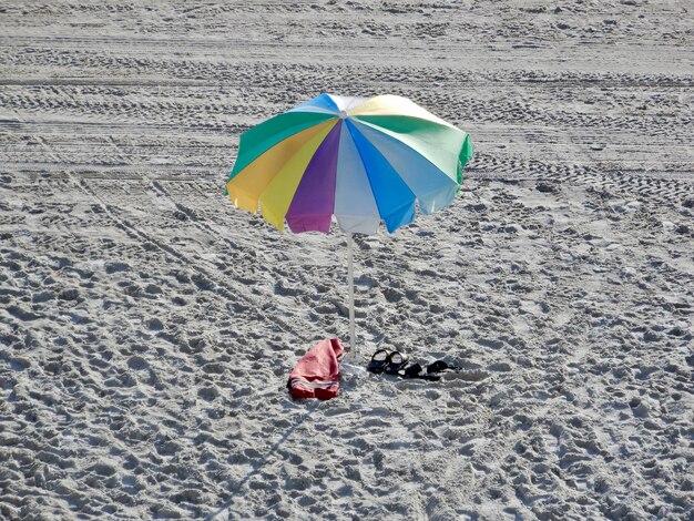 Foto hooghoekbeeld van een paraplu op het strand