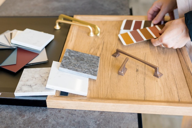 Foto hooghoekbeeld van een persoon die een boek op tafel leest