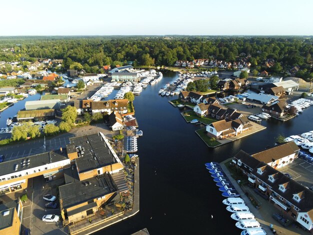 Foto hooghoekbeeld van een rivier die door een stad loopt tegen de lucht