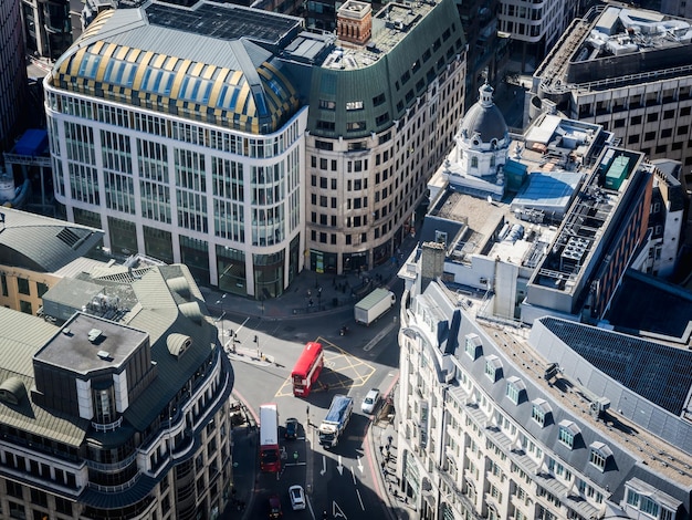 Hooghoekbeeld van een rode dubbeldekkerbus bij een kruispunt in Londen