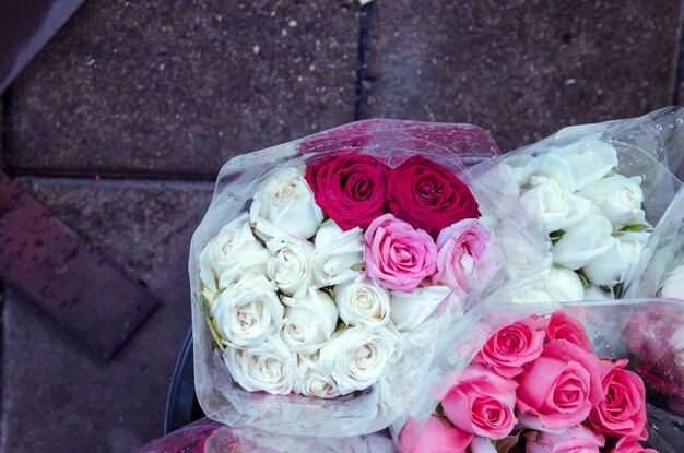 Hooghoekbeeld van een roze en witte roosboeket