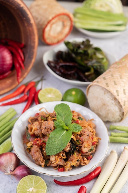 Hooghoekbeeld van een salade in een bord op tafel