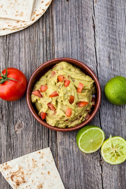 Hooghoekbeeld van een salade in een schaal