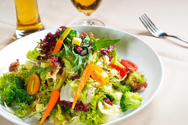 Hooghoekbeeld van een salade op een bord met vork