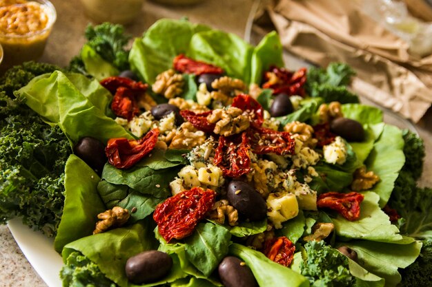 Foto hooghoekbeeld van een salade op een bord