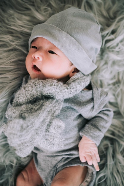 Hooghoekbeeld van een schattige baby die op het bed ligt