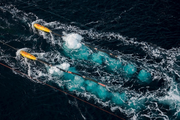 Foto hooghoekbeeld van een scheepsvaartuig op zee