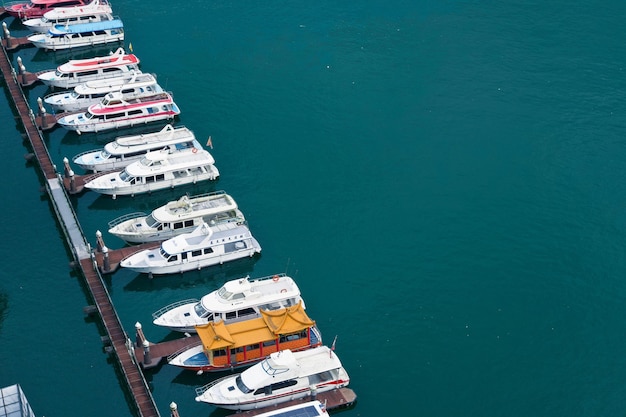 Foto hooghoekbeeld van een schip dat in de haven is aangemeerd