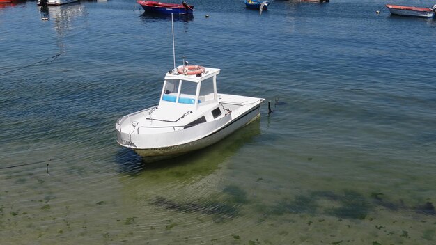 Foto hooghoekbeeld van een schip dat in zee is aangemeerd