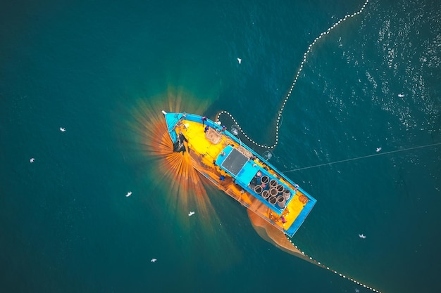 Hooghoekbeeld van een schip dat op zee vaart