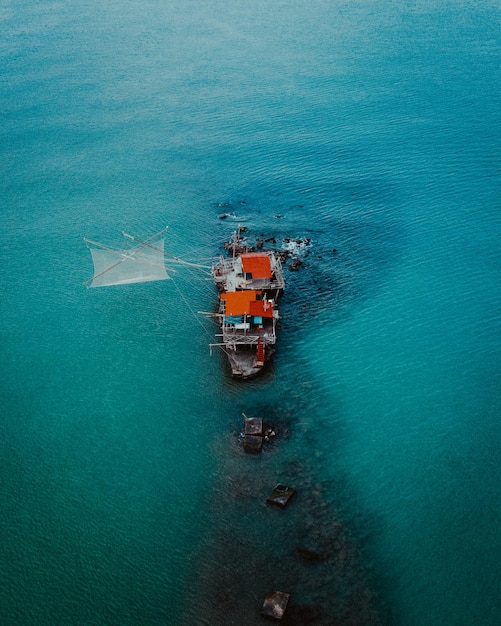 Hooghoekbeeld van een schip dat op zee vaart