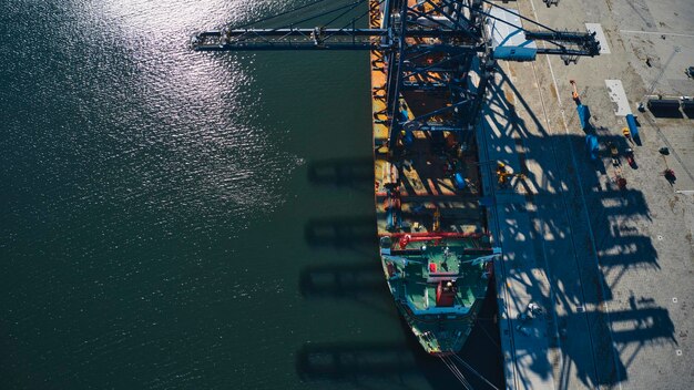 Foto hooghoekbeeld van een schip met kranen