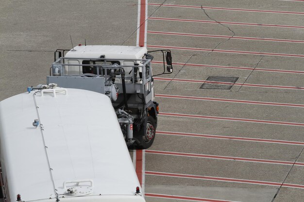 Foto hooghoekbeeld van een semi-truck op de weg