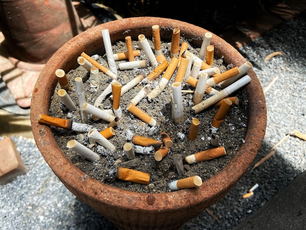 Hooghoekbeeld van een sigaret in een container